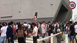 安联球场外已排起长龙！C罗将体检上千球迷驻足等待