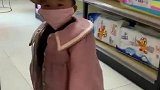 购物全程不摘口罩营业员说，您这个小孩怪惜命类1岁3个月 东看
