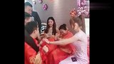 接亲现场，新郎要武力解决新娘？网友：新郎够梗！
