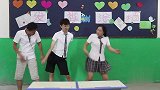 学生送了一根拐杖给老师，老师看到后立马尴尬了