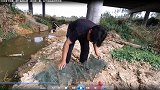 小伙沼泽下地笼，脚下踩到东西，拔出来一看，这字迹该有百年历史