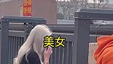 小姐姐找快递小哥拿快递，双方都想秀一下自己的外语水平