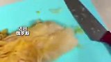 内蒙古留学生做猪骨头烩酸菜 “每次想家了就想做点家乡饭”  网友：是烩菜更是乡愁