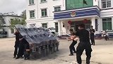 训练即实战，警察小哥演习遭遇最温柔的假想敌