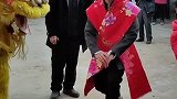新郎披红叩喜头，不同的地方风俗习惯各不同，鲁西南的风俗！
