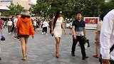 三里屯街拍，头发一米长的小姐姐来逛街，穿十二公分红色高跟鞋