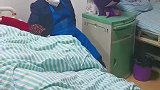 母亲在医院照顾60岁的生病的女儿