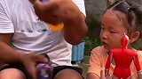 向往的童趣：妹妹要喝爸爸的饮料