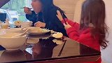 你姐还是你姐 姜还是老的辣 这就是你们眼中不吃饭的小仙女给你们表演一口一个煎蛋姐妹日常 峰哥夫妇