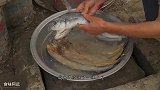 阿远今天做咸鱼干炖豆腐，鱼干便宜，这锅吃着实惠，味道不赖