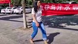 暖心一幕！考生凉鞋绊坏，老师让出鞋子赤脚送考护航高考2021
