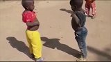 非洲小孩打架，搞偷袭，不讲武德！