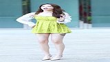 小姐姐裙子颜色不错，不知道网友们喜欢吗