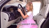 小萌娃迷上了车子，偷坐上驾驶座玩方向盘，爸爸：不能无证驾驶
