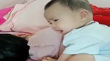 妈妈，虽然姐姐睡着了，但我还是下不了手啊，我怕怕