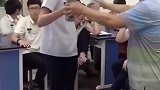 老师课堂上给同学现场演示，角动量守恒定律，现场传来一阵阵惊叹声