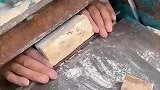 切石板的操作工，一看手指就是新手