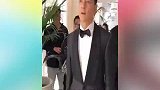 小岳岳晒出“男神”戛纳红毯照，评论区秒变爆笑表情包P图现场！