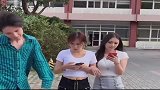 美女嘲笑帅哥，不料看到帅哥座驾后，眼睛都亮了！
