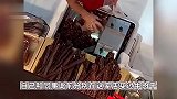 女子挑1根牛肉干未称重，店员切完后偷偷装进5根的量：特别气愤