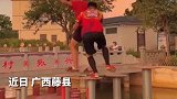 青春的模样！夕阳下舞狮少年练习水上高桩