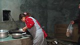 柴火大锅卤鸭肉，桃子姐一次卤一只，香气四溢，一家人吃得美滋滋