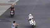 初中生骑行电动车，歪歪扭扭闯红灯不慎撞翻小学生