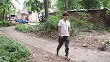 弟弟上大学亲哥亲姐一分钱不借，邻居却直接掏出养老金，结局感人