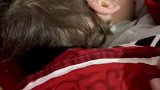 爸爸出差一周后回家，睡梦中的女儿听到爸爸声音立马起身扑向怀里