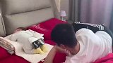 爸爸追剧，宝宝小屁股当支架