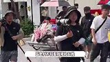 张碧晨街头拉三轮被偶遇，穿搭甜美变“车夫”，卖力蹬车好接地气