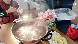 小刀斥巨资做大骨头火锅！刺老芽长两斤肉，看父母吃得香也是幸福