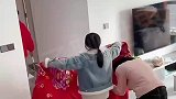 男同事来家里做客，老公突然回来，担心老公误会只能和老公躲猫猫玩了
