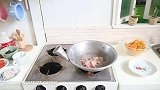 迷你厨房趣事多，真实烹饪南瓜和苦瓜，酱料齐全过家家玩出新高度