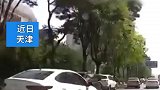 司机被别车后开窗怒骂，下一秒对方就追尾其他车