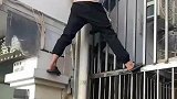 外卖小哥见义勇为，救下被困女子