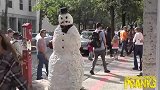 雪人恶搞，在街上伪装成雪人恶搞路人，路人纷纷被吓