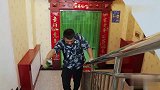 二货醉酒回家，醒来后老婆竟在他肚子上涮火锅