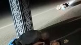 男子车祸受伤神志不清，路人不停呼喊，坚持住，你的家人在等你！