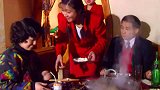 漂亮服务员抢领班风头，领班大发雷霆，不料服务员有老板撑腰
