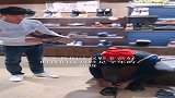 小伙在商场试穿运动鞋，穿上后竟撒腿就跑，服务员在后面疯狂追