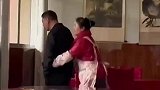 女儿偷拍下父母的相处日常