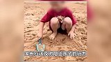 山东一母亲晒娃在沙滩制竹签陷阱，配文“孩子的恶作剧”引发争议