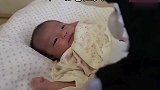 妈妈给小宝宝买了很多玩偶，拿给宝宝看，小宝宝一脸萌萌的表情！