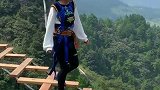 淡定的小姐姐，不惧高空，挑战成功！