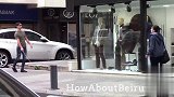 街头“盲人”突然向路人挥起拐杖，他们会有什么反应？