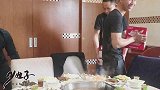 骨头没啃过瘾，3兄弟组团去县城打牙祭，火锅吃起啤酒畅饮