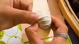 大姐在这块包装茶叶呢