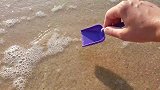 用沙土在海边做出小鱼、螃蟹、海星模型