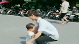 女儿去接爸爸下班，爸爸假装没看到，女儿的反应把爸爸都萌化了